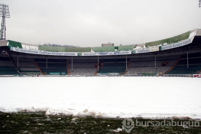 Bursa Atatürk stadında kar temizleme seferberliği
