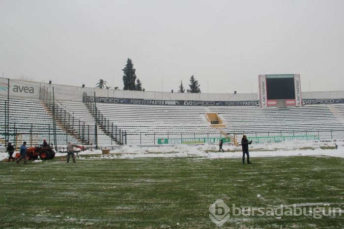 Bursa Atatürk stadında kar temizleme seferberliği
