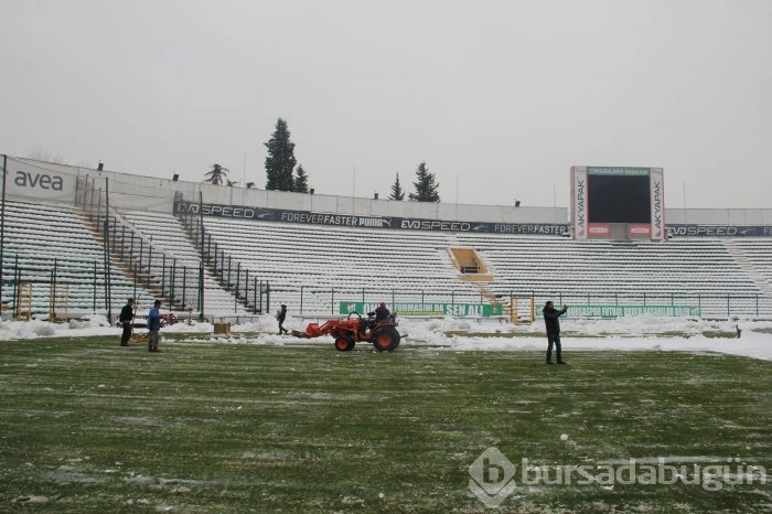 Bursa Atatürk stadında kar temizleme seferberliği