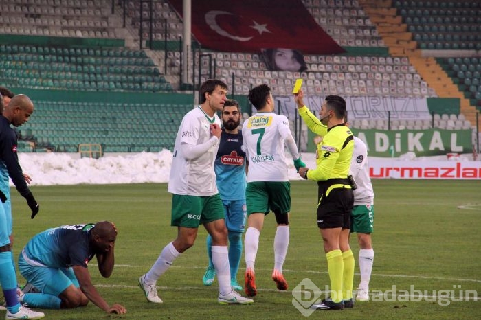 Timsah yine hakem kurbanı oldu!