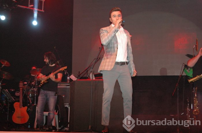 Artvinliler gecesi&acute;nde Mustafa Ceceli rüzgarı esti...