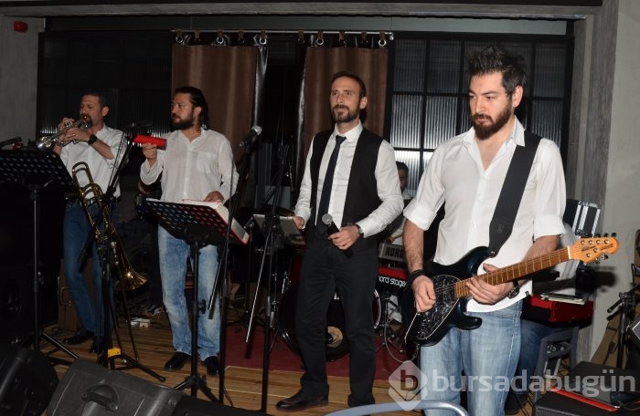 Retro Band ile renkli gece...