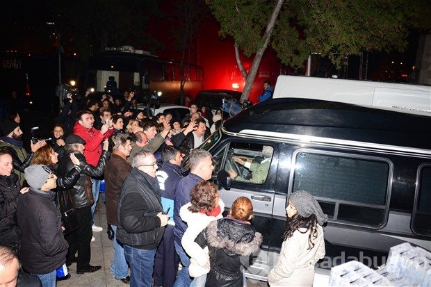 Kayahan 14 yıl sonra Nilüfer'le aynı sahnedeydi