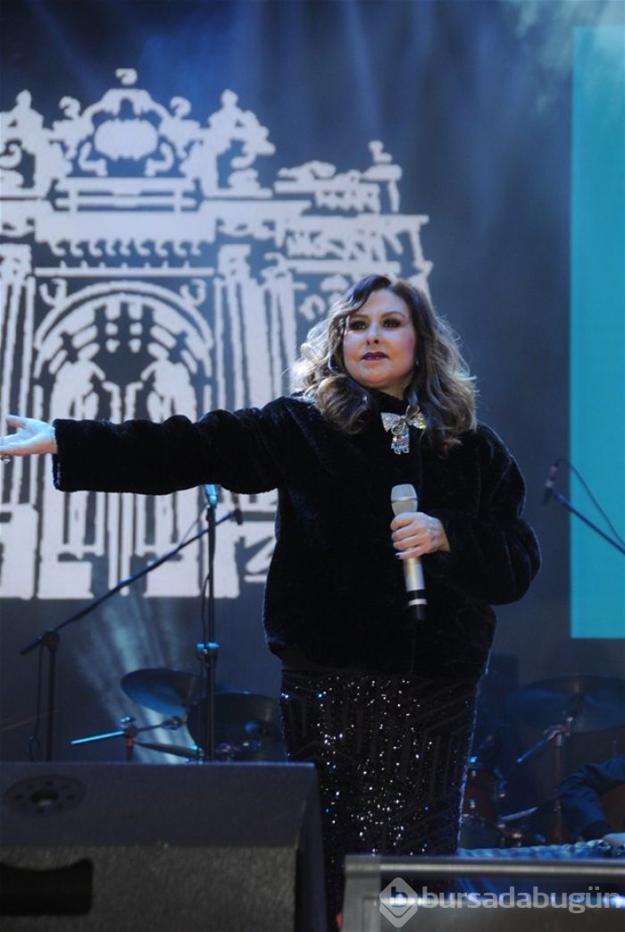 Kayahan 14 yıl sonra Nilüfer'le aynı sahnedeydi