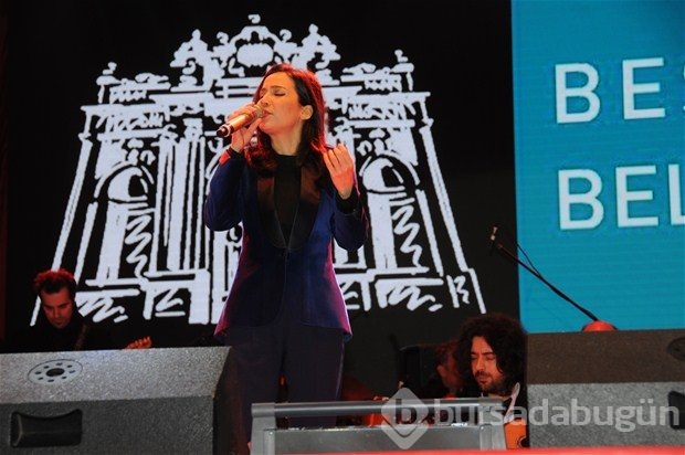 Kayahan 14 yıl sonra Nilüfer'le aynı sahnedeydi