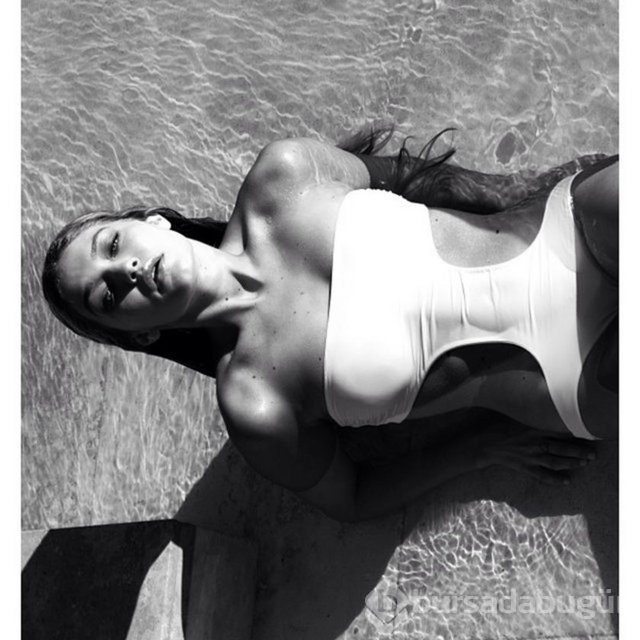Gigi Hadid sosyal medyayı sallıyor