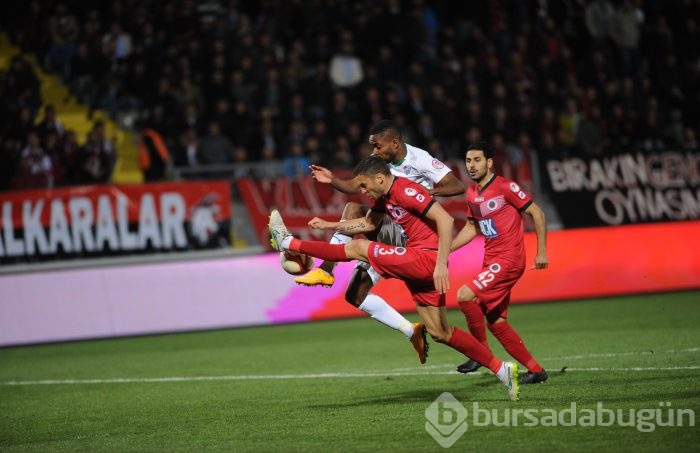 Timsah Ankara'da yarı final biletini kaptı!