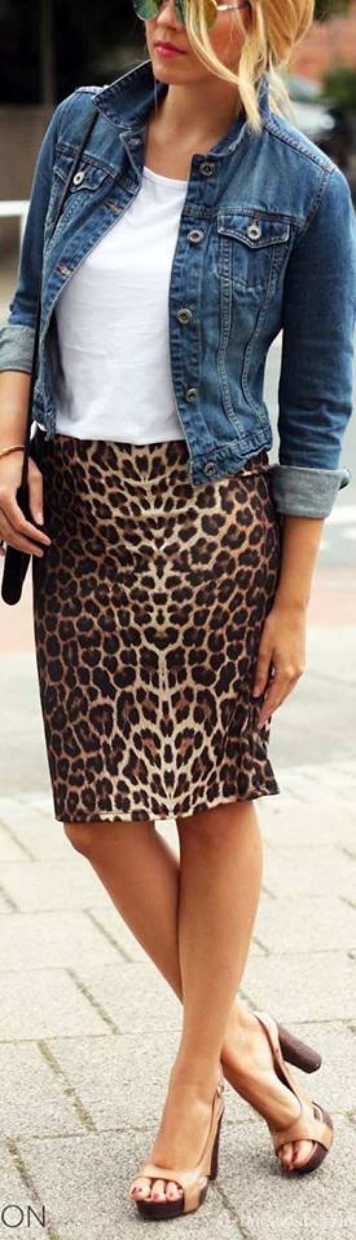 Леопардовая джинсовая юбка. Джинсовая юбка с леопардовым принтом. Модные Наряды с леопардовой юбкой. Леопардовая блузка с джинсовой юбкой.