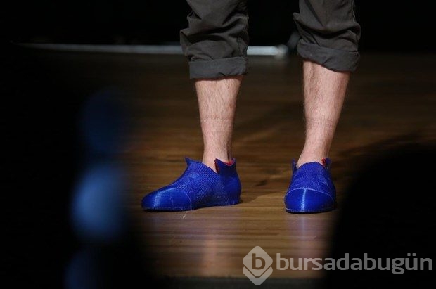3D kıyafetler mankenler tarafından tanıtıldı
