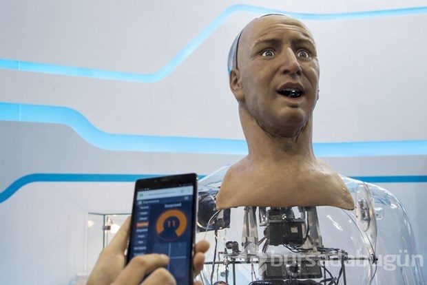 İnsan mimikli ilk robot Han, insanlarla diyalog kurabiliyor