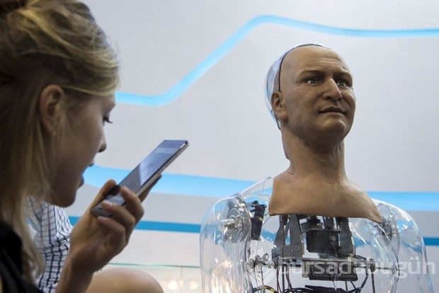 İnsan mimikli ilk robot Han, insanlarla diyalog kurabiliyor