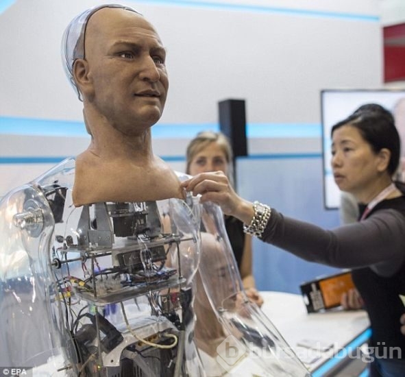 İnsan mimikli ilk robot Han, insanlarla diyalog kurabiliyor
