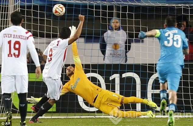 Sevilla Zenit'i kupanın dışına itti!