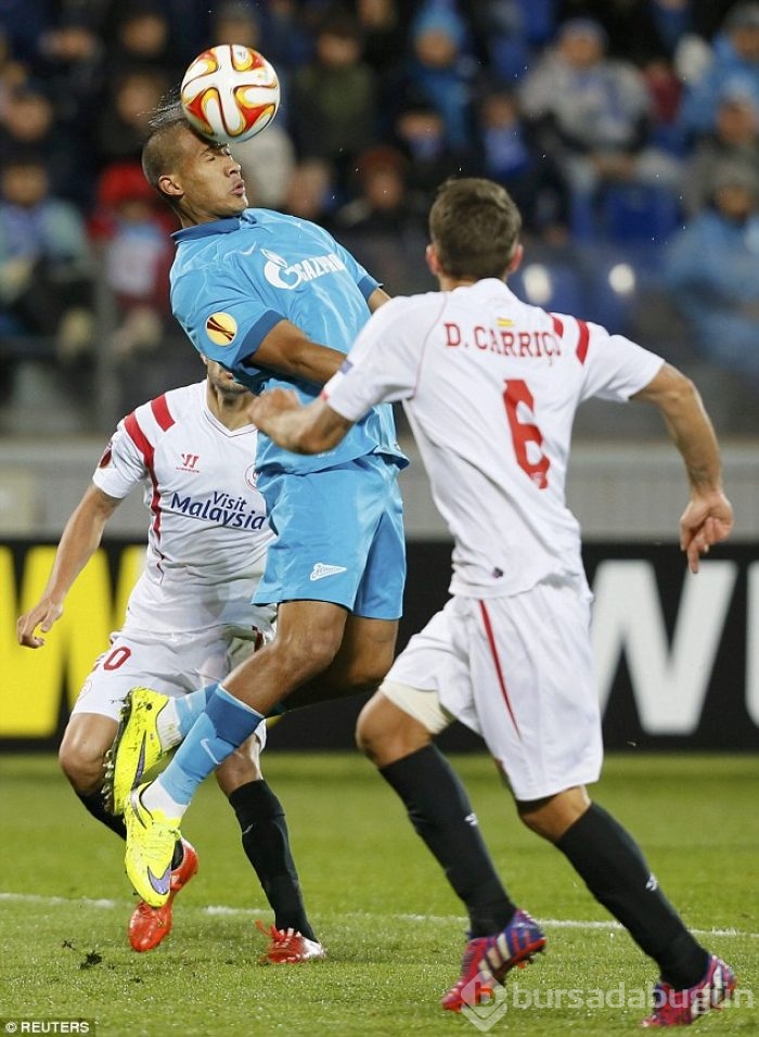 Sevilla Zenit'i kupanın dışına itti!