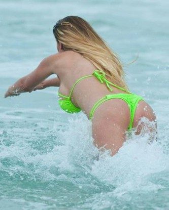 Seksi sarışın Larissa ülkesinde tanınmıyor...