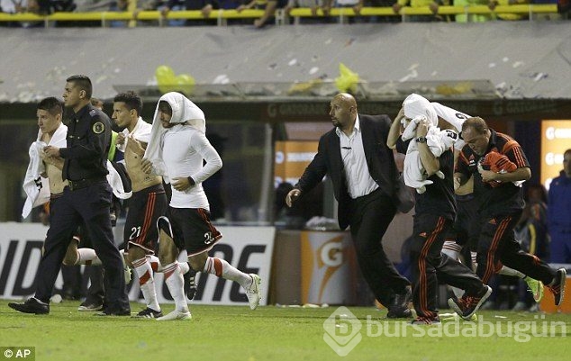 Arjantin derbisinde inanılmaz olay!Futbolculara biber gazı...