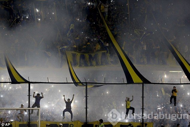 Arjantin derbisinde inanılmaz olay!Futbolculara biber gazı...