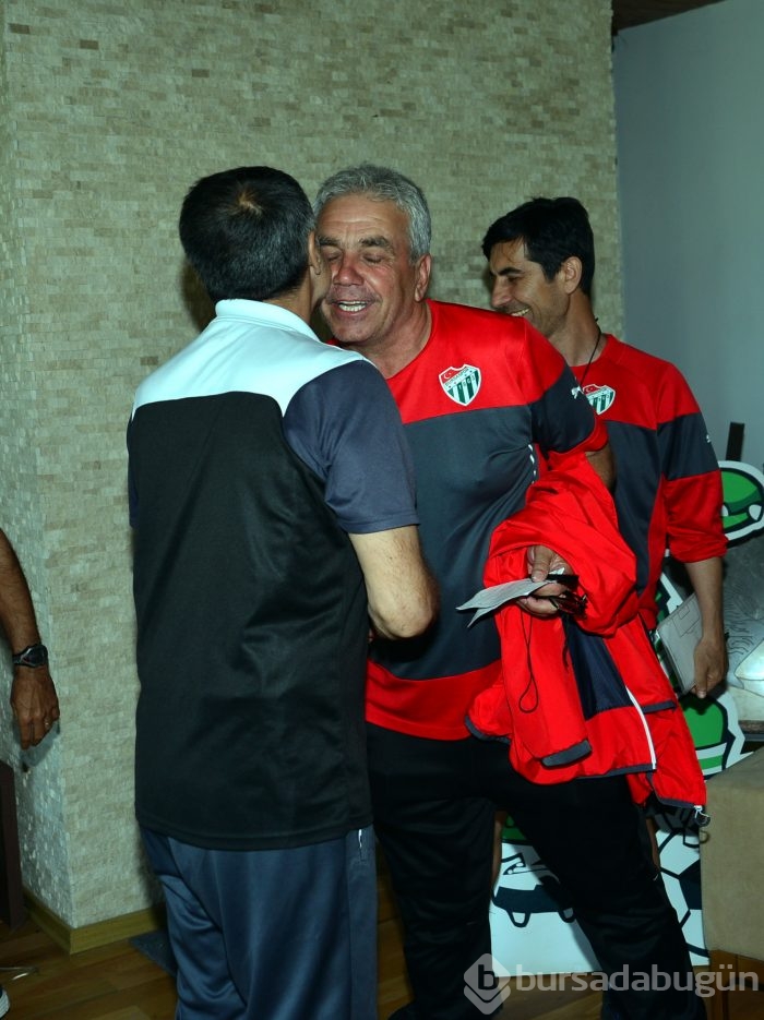 Özlüce'de Şenol Güneş'e doğum günü sürprizi