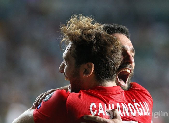 Milli takımı Arda Turan sırtladı!