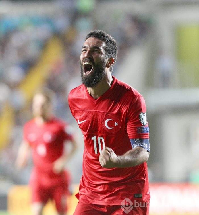 Milli takımı Arda Turan sırtladı!