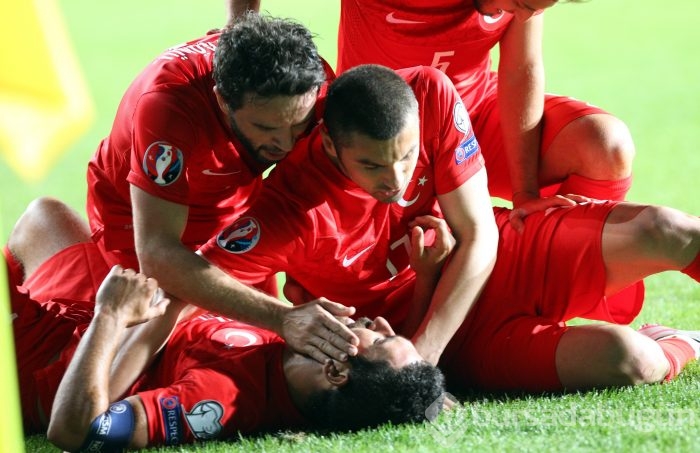 Milli takımı Arda Turan sırtladı!