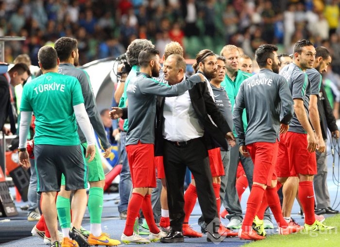 Milli takımı Arda Turan sırtladı!