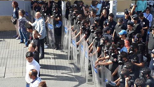 LGBTİ yürüyüşüne gazlı ve plastik mermili müdahale