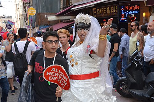 LGBTİ yürüyüşüne gazlı ve plastik mermili müdahale