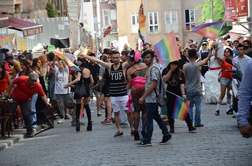 LGBTİ yürüyüşüne gazlı ve plastik mermili müdahale