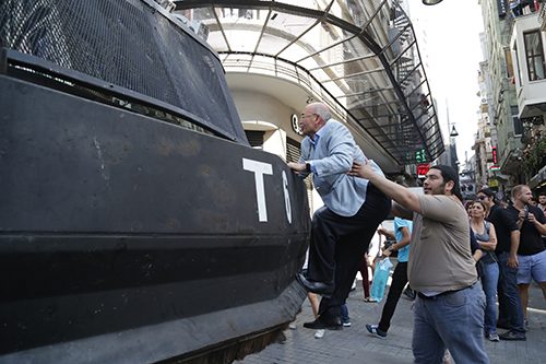 LGBTİ yürüyüşüne gazlı ve plastik mermili müdahale