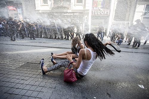 LGBTİ yürüyüşüne gazlı ve plastik mermili müdahale