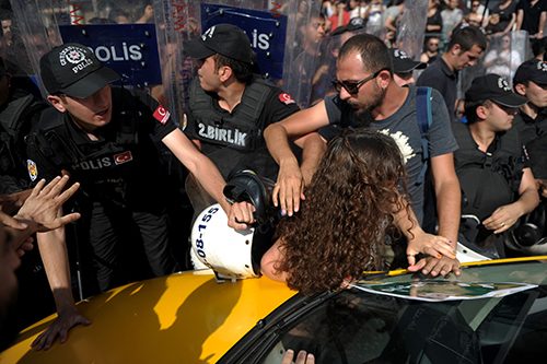 LGBTİ yürüyüşüne gazlı ve plastik mermili müdahale
