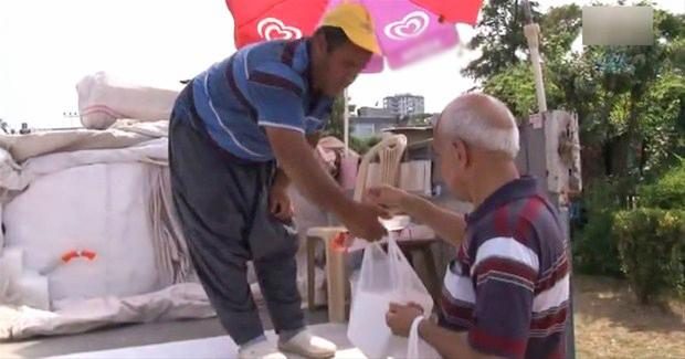 Sokakta buz satarak ne kadar kazanıyor?