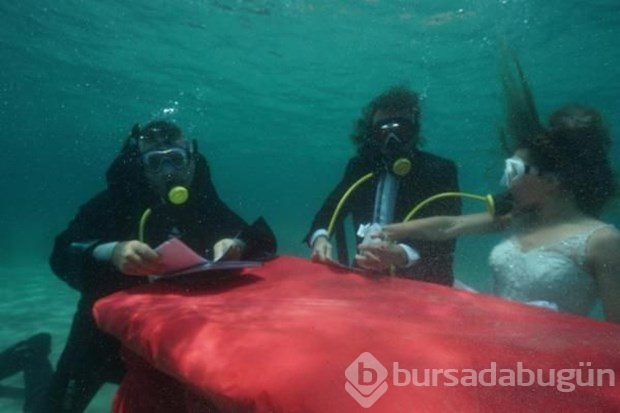 Nikahları sualtında kıyıldı