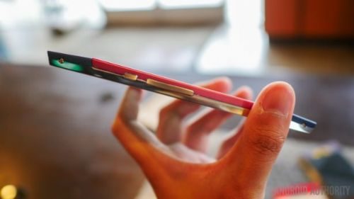 Çelikten bile sağlam telefon
