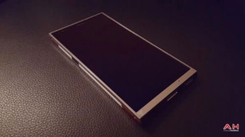 Çelikten bile sağlam telefon