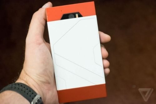 Çelikten bile sağlam telefon