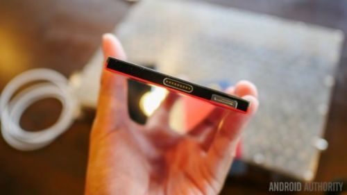 Çelikten bile sağlam telefon