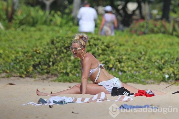 Brıtney Spears kumsalda yoga