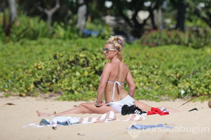 Brıtney Spears kumsalda yoga