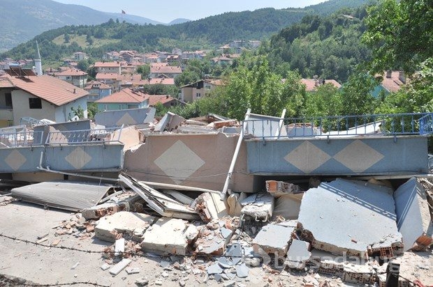 Mahalle yerinden oynadı