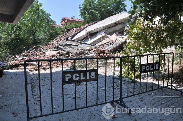 Mahalle yerinden oynadı