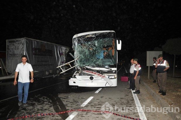 Bursa'da yolcu otobüsü TIR'a çarptı