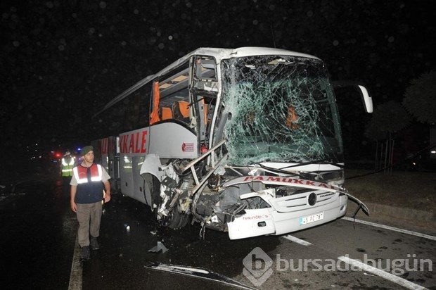Bursa'da yolcu otobüsü TIR'a çarptı