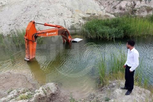 30 tonluk ekskavatör 3 yıldır gölette