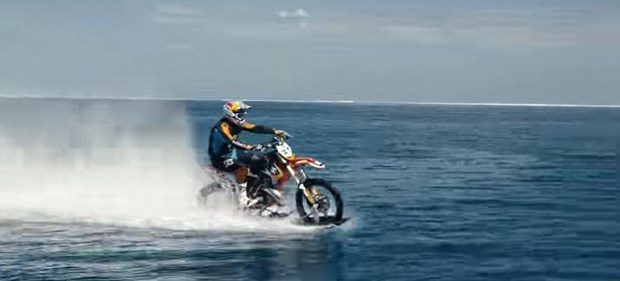Dalgaların üzerinde motosiklet şov!