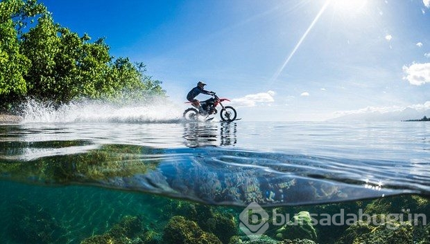 Dalgaların üzerinde motosiklet şov!
