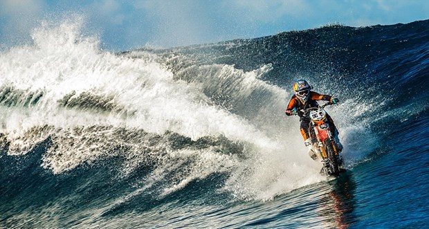 Dalgaların üzerinde motosiklet şov!
