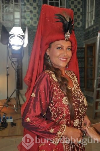 Hüllya Avşar'ın ilk işi bu oldu