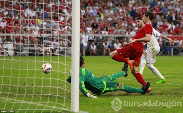 Bayern Münih'i Lewandowski sırtladı!